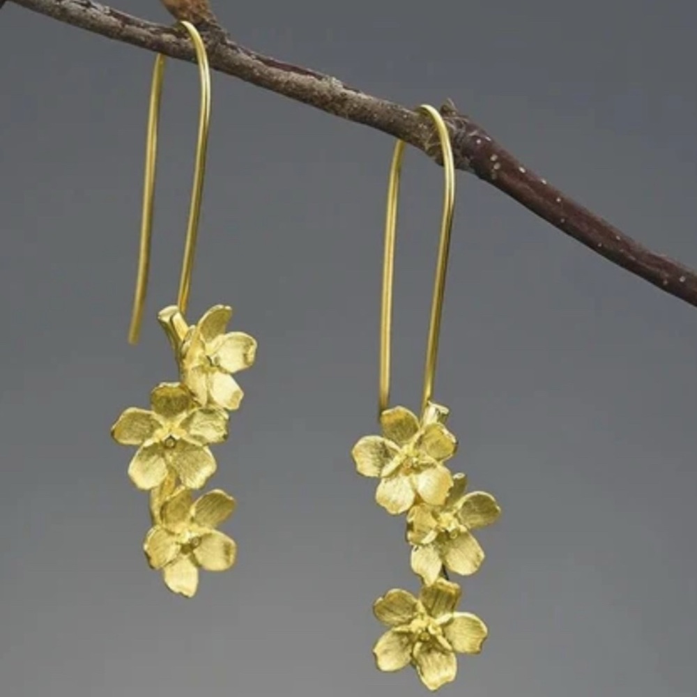 Elegant Gold Floral Earrings - Picture 4 of 5